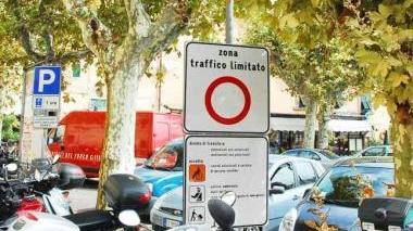 Sopra l’ingresso dell’area ztl di fianco a piazza della Repubblica, accanto le telecamere di via del Carmine