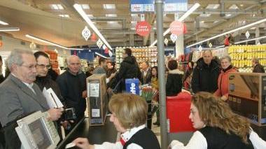 Clienti alle casse della Coop