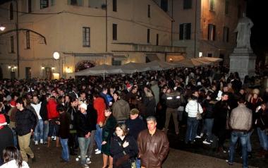 <b>CENTRO.</b> Folla in piazza e, pi&ugrave; a destra, i tavoli dei ristoranti 