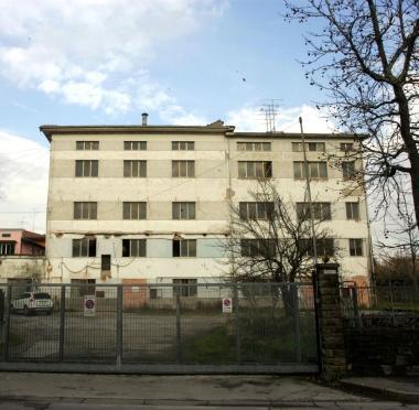 Sopra l’ex Mulino com’è oggi e a sinistra le operazioni di demolizione dei silos del 2008