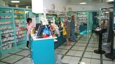 A destra la farmacia comunale di Rosignano A sinistra Patrizio Loprete di Crom