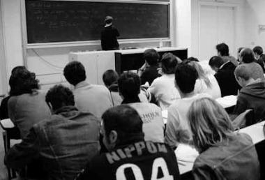 Ragazzi in classe durante una lezione 