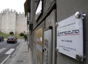 Il condominio ha messo la targa