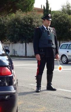 Un carabiniere a un posto di controllo 