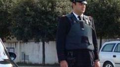 Un carabiniere a un posto di controllo