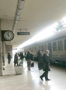 Passeggeri alla stazione grande 