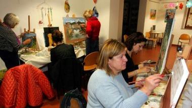 Allievi a lezione di pittura
