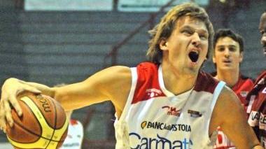 <b>KAZ CHE BOMBE! </b>Kazlauskas ha esordito il Lituania con un 4/7 dall’arco che gli ha fruttato 12 punti