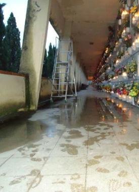 Il pavimento del cimitero allagato      