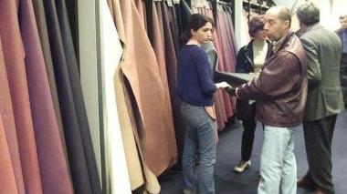 Pelli esposte in uno stand