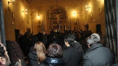 Un momento del funerale, i compagni di Soggia alzano le spade al cielo 