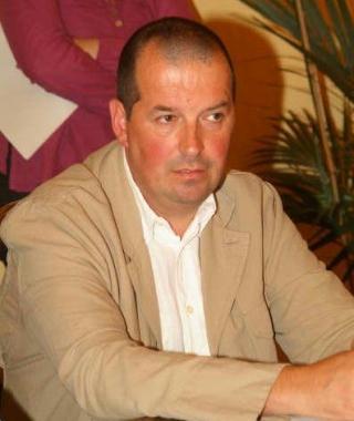 La piscina comunale di Capannori e lassessore allo sport Pierangelo Paoli     