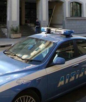 Una volante della polizia: gli agenti hanno denunciato un paziente gi&agrave; detenuto 