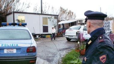 Agenti durante un sopralluogo ad un campo nomadi