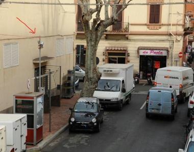 Il raggio dazione della telecamera esclude linizio della Ztl in piazza Umberto Primo  