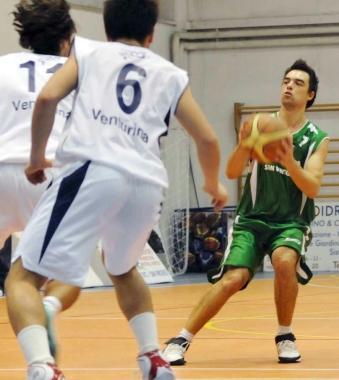 Il play Mencarelli al tiro e Jacopo Venucci in palleggio  
