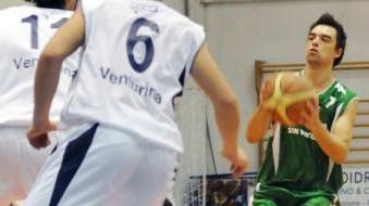 Il play Mencarelli al tiro e Jacopo Venucci in palleggio