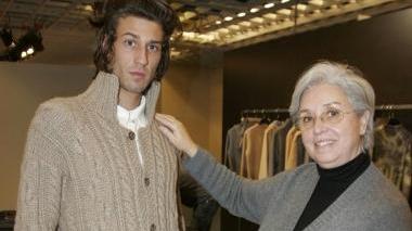 Aida Barni (Annapurna) con un modello che indossa un suo maglione