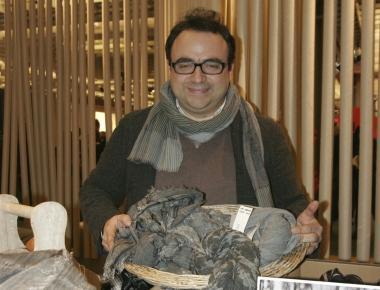 Raffaele Riela con le sue sciarpe nello stand del Lanificio Lamberto      