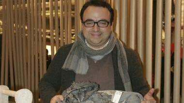 Raffaele Riela con le sue sciarpe nello stand del Lanificio Lamberto