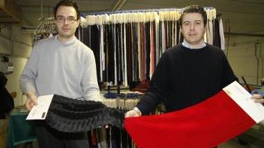 Matteo e Marco Menichelli con i loro prodotti. A dx. l’esterno della ditta