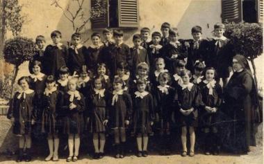 A destra i 31 bambini, classe 1966, con suor Zafferina, che hanno frequentato la prima elementare allistituto Sacro Cuore A sinistra, gli ex alunni che si sono ritrovati alla cena al circolo Le Ginestre 