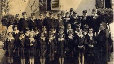 A destra i 31 bambini, classe 1966, con suor Zafferina, che hanno frequentato la prima elementare all’istituto Sacro Cuore A sinistra, gli ex alunni che si sono ritrovati alla cena al circolo Le Ginestre