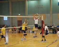 <b>SOTTO RETE. </b>Una fase di gioco nel torneo regionale di pallavolo 