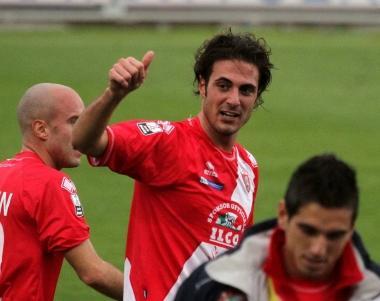 Da sinistra, Marco Guidone festeggia un gol con la maglia del Grosseto. Pedro De Oliveira nella sala stampa dellArena, i tre nuovi durante la presentazione con il presidente Carlo Battini  