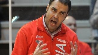 <b>RABBIA </b>Paolo Moretti catturato in un momento di rabbia (nella foto a Faenza): per la sua Tuscany un inizio anno negativo, fatto di sfortuna, torti arbitrali, errori di lucidità Ma il calo dopo tanta galoppata era fisiologico Ora c’è solo da voltare pagina