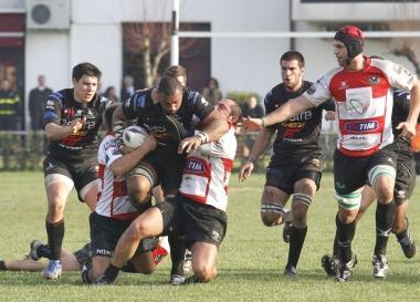 Soqeta tascina due avversari durante lultimo match contro LAquila 