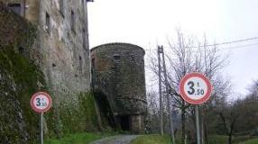 La strada che porta al torrione di Cascio