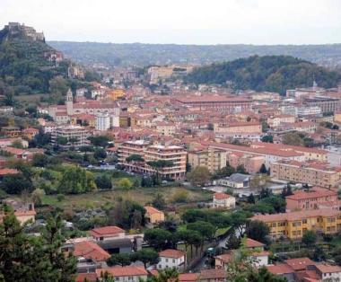 Un immagine della citt&agrave; vista dallalto. Sopra, la sede delAgenzia del Territorio di Massa: sono in corso controlli sugli edifici non dichiarati al catasto   