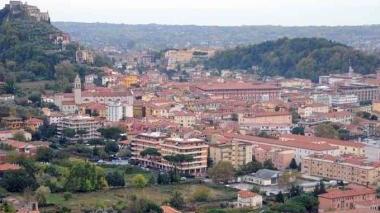 Un’ immagine della città vista dall’alto. Sopra, la sede del’Agenzia del Territorio di Massa: sono in corso controlli sugli edifici non dichiarati al catasto