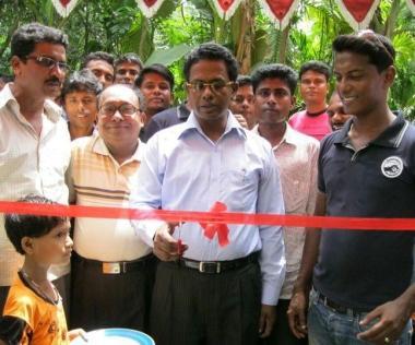 In alto la scuola in bambù realizzata in Bangladesh Sopra Padre Mario Pacifici