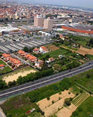 La Variante Aurelia divide in due la citt&agrave;: da una parte la Porta a terra e i nuovi quartieri dallaltra le aree non urbanizzate dove il nuovo piano strutturale non prevede costruzioni residenziali 