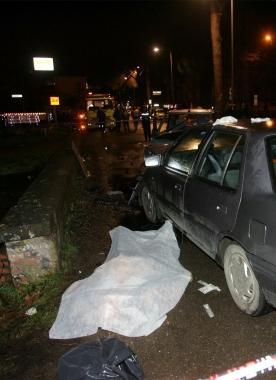 Sopra a destra le due auto distrutte sul luogo dove è avvenuto l’incidente mortale a sinistra il corpo di Patrinostro accanto alla sua auto qui accanto la rimozione del cadavere