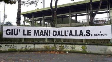 Lo striscione contro il commissariamento Aias comparso nelle scorse settimane allo stadio