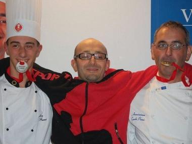 Stefano Fantozzi (primo a destra) con altri due chef toscani premiati 