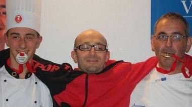 Stefano Fantozzi (primo a destra) con altri due chef toscani premiati