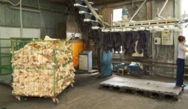 Unoperaia al lavoro in una conceria del distretto di Santa Croce 