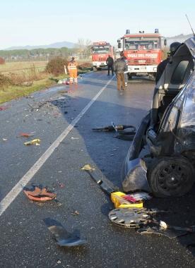 Sopra una scena dellincidente Qui a fianco particolari dei veicoli coinvolti nello scontro 