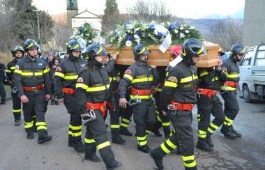 Una folla per l'addio all'angelo di Pavana