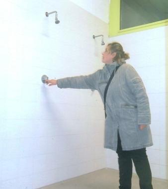 Le docce negli spogliatoi della palestra in via Pertini 