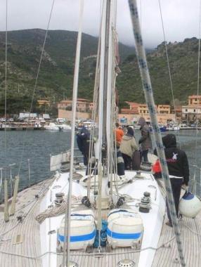 I piccoli protagonisti di Isolamondo sulla barca a vela con la quale hanno raggiunto Capraia    