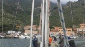 I piccoli protagonisti di Isolamondo sulla barca a vela con la quale hanno raggiunto Capraia