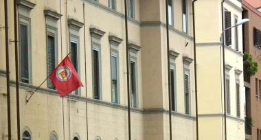 E sul palazzo popolare sventola bandiera rossa