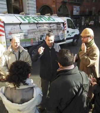 Il nuovo mezzo per la raccolta differenziata in centro, presentato ieri in piazza XX Settembre 