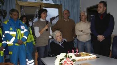 Un momento della festa per nonna Rina alla casa Maffi