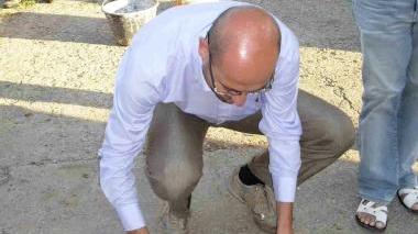 Il sindaco Simone Millozzi in occasione della festa degli abitanti de La Rotta alle prese coi mattoni